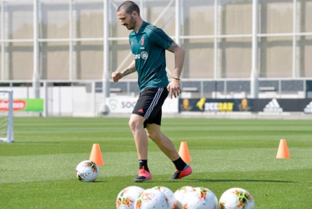 Aaron Ramsey arrives for Juventus training as stars are tested for coronavirus in car park ahead of Serie A return - Bóng Đá