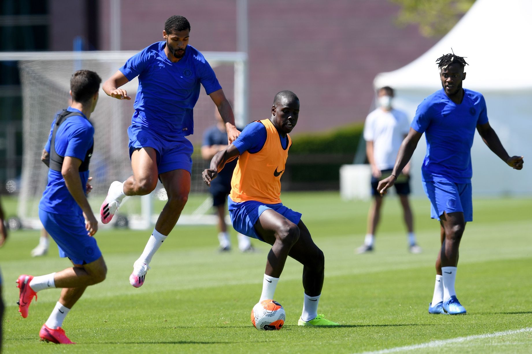 Chelsea picture special: Gilmour, Pulisic and Loftus-Cheek train ahead of Aston Villa trip - Bóng Đá