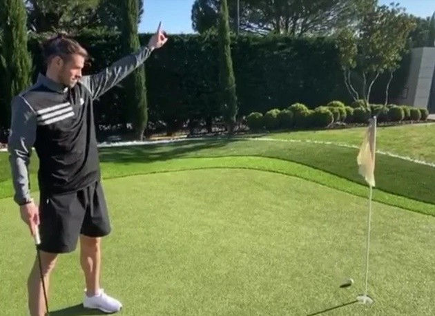 Golf fanatic Bale uses time off from football to finesse his putting as he sinks outrageous trick shot - Bóng Đá