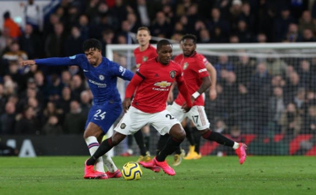 Một mình cân 4 sao Chelsea không cho đụng Martial, Fred ăn thẻ vàng - Bóng Đá