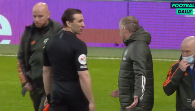 Watch Man Utd boss Solskjaer act out Hudson-Odoi handball to linesman during Chelsea clash - Bóng Đá