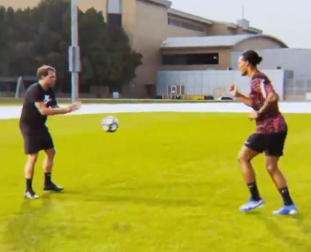 Virgil van Dijk gives Liverpool fans a glimpse of his recovery from serious knee injury  - Bóng Đá