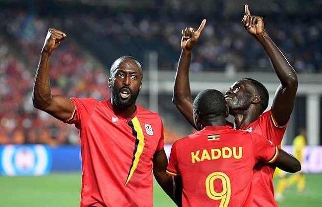 Neymar hài hước, hỏi thủ môn hướng sút penalty trong trận giao hữu - Bóng Đá