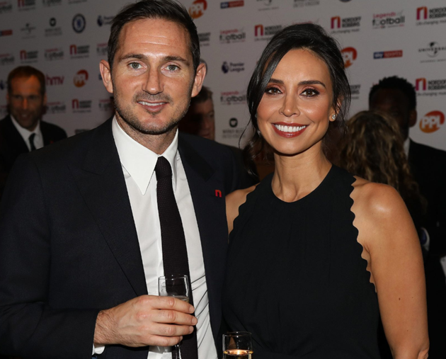 Chelsea boss Frank Lampard covers face with scarf and wears gloves to walk dog Minnie amid coronavirus fears - Bóng Đá