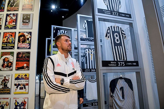 (ảnh) Aaron Ramsey trầm trồ trước kho thành tích vĩ đại của Juventus - Bóng Đá