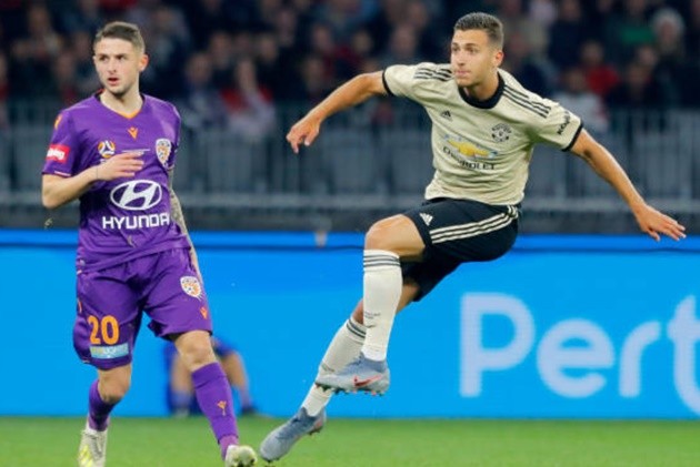 Dalot gặp James Robson - Bóng Đá