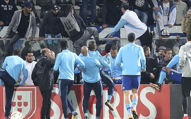 Eric Dier không phải là người duy nhất 'nói chuyện bằng tay chân' với CĐV - Bóng Đá