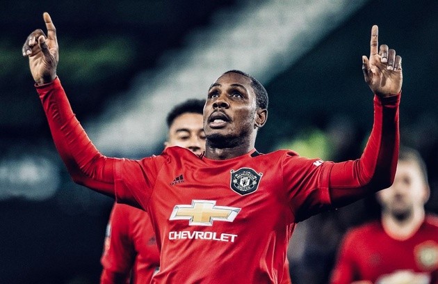 So sánh bàn thắng của Ighalo và Sanchez - Bóng Đá