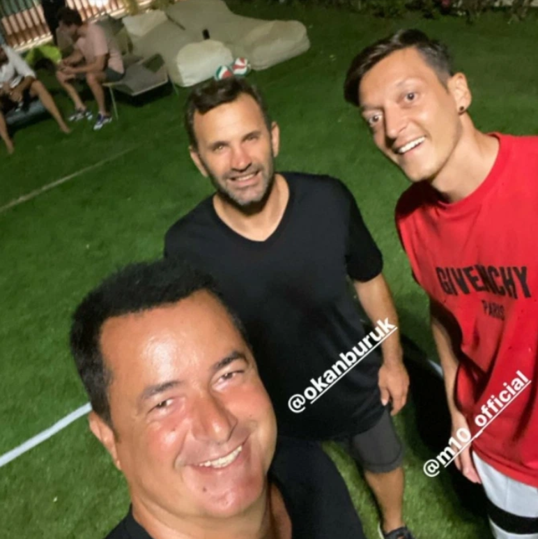 Ozil chụp ảnh với HLV đội bóng TNK - Bóng Đá