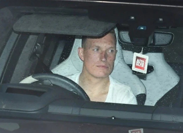 Under-fire Man Utd stars arrive at Carrington ahead of huge Arsenal clash  - Bóng Đá