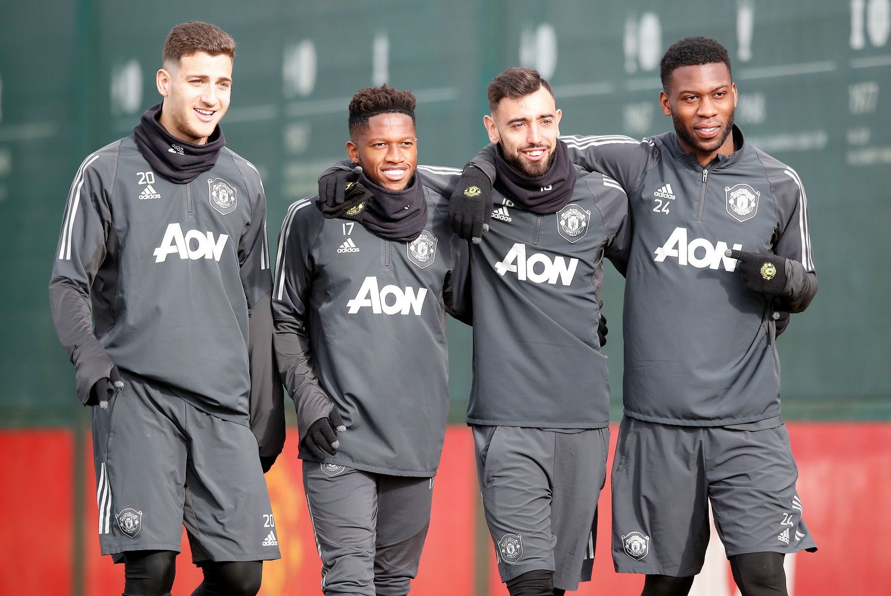 Man Utd star Bruno Fernandes pictured shopping at Tesco with his wife - Bóng Đá