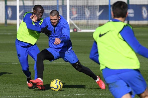 Warrior: Fred goes the extra mile to win back possession despite being fouled repeatedly by Fulham players - Bóng Đá