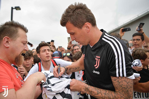 Ảnh Đồng đội Cristiano Ronaldo vui cười trong ngày tập trung - Bóng Đá