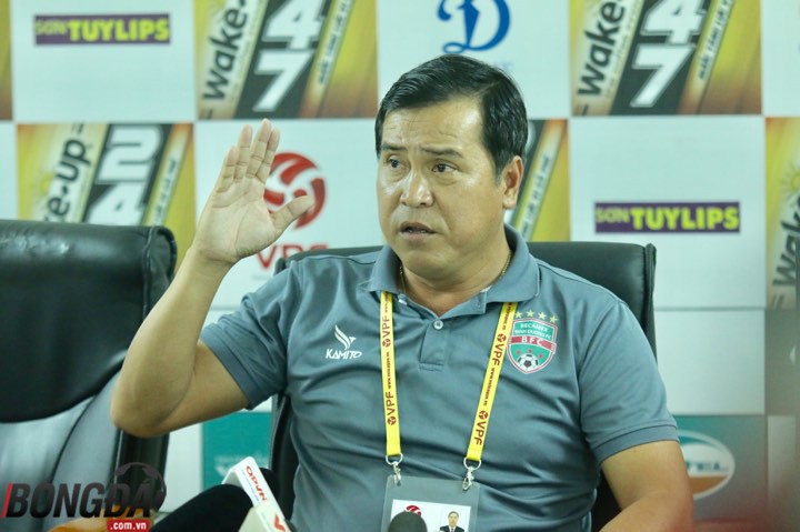 HLV trưởng B.Bình Dương nói gì sau pha tranh cãi ở cuối trận với Viettel? - Bóng Đá