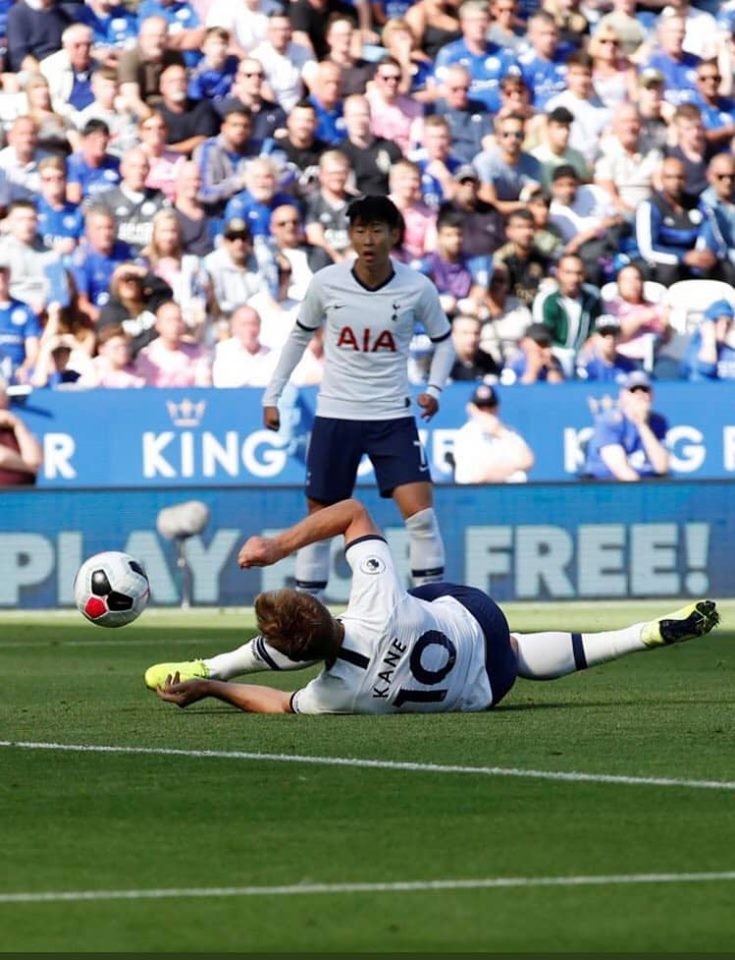 Hài hước! Harry Kane ra sân đi bóng và... vấp phải bàn thắng - Bóng Đá