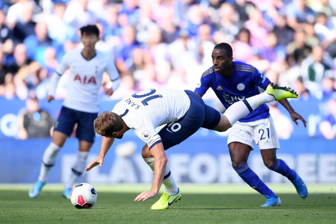 Hài hước! Harry Kane ra sân đi bóng và... vấp phải bàn thắng - Bóng Đá