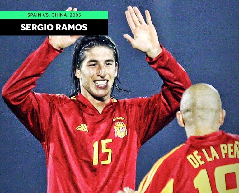 Bất ngờ hình ảnh Ronaldo, Messi & những siêu sao lần đầu ra mắt ĐTQG - Bóng Đá