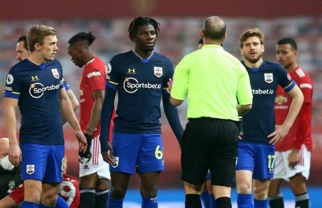 Jan Bednarek became the first player in Premier League history to be sent off, give away a penalty and score an own goal - Bóng Đá