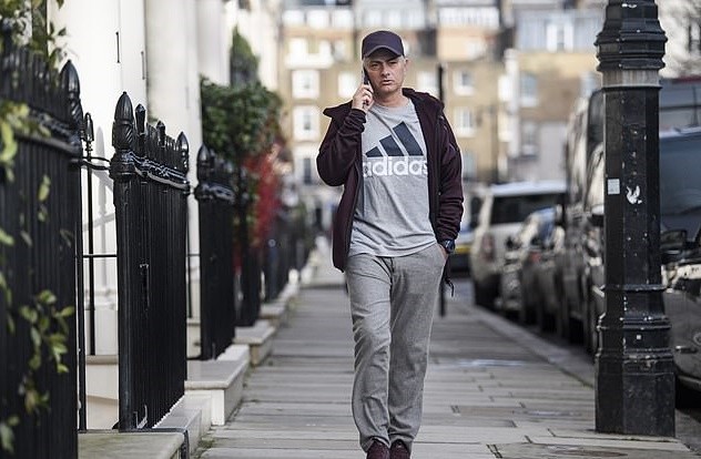 Ex-Man Utd boss Jose Mourinho stretches and does sit-ups in London park fitness workout - Bóng Đá