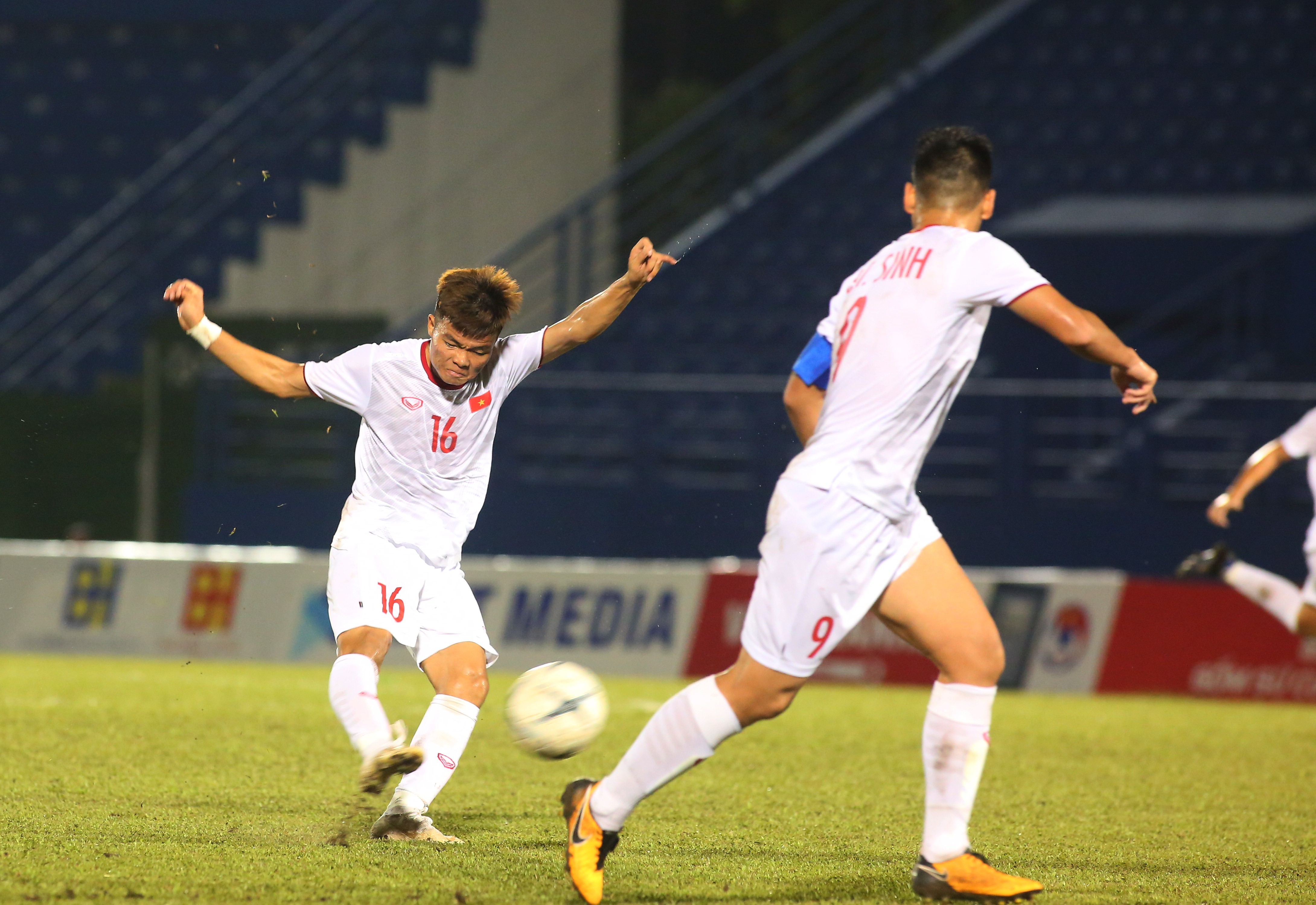 Chùm ảnh U18 Việt Nam đã bại Singapore - Bóng Đá