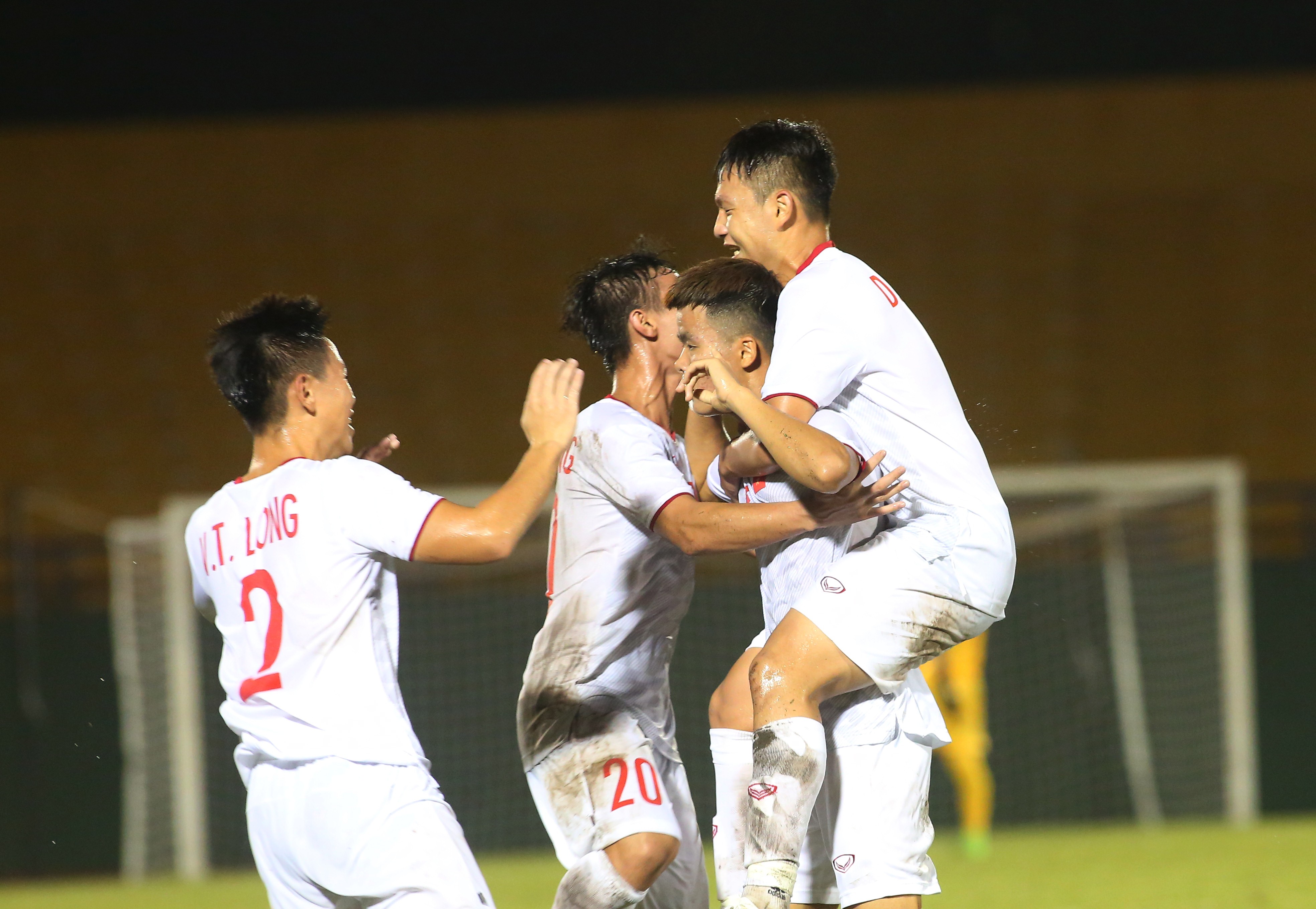 Chùm ảnh U18 Việt Nam đã bại Singapore - Bóng Đá
