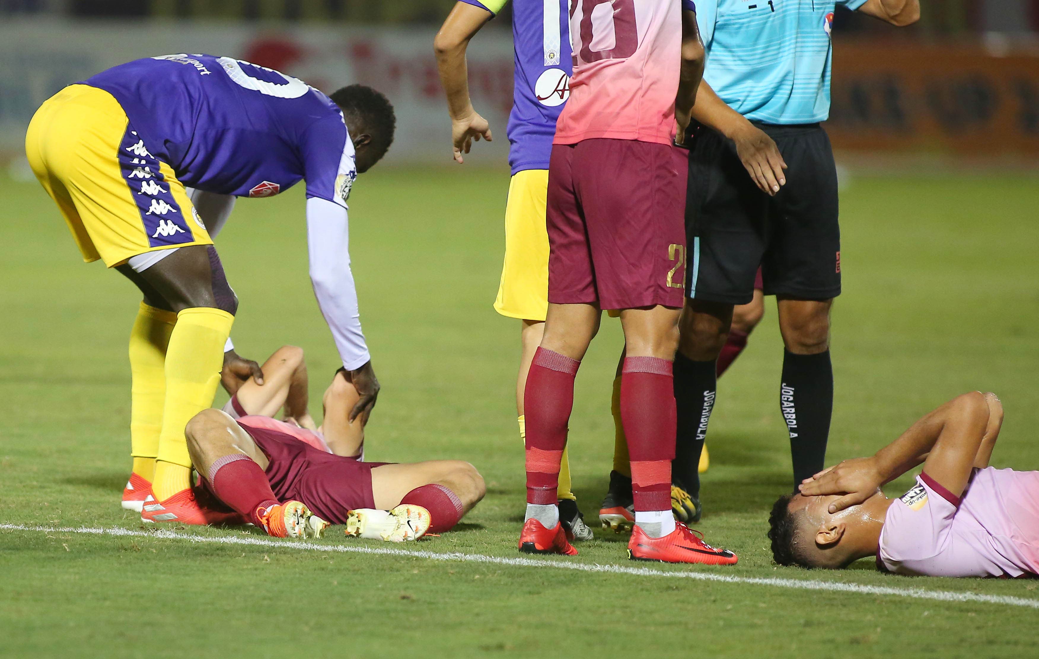 Rạn xương má, có máu tụ Đức Lợi nhập viện khẩn cấp - Bóng Đá