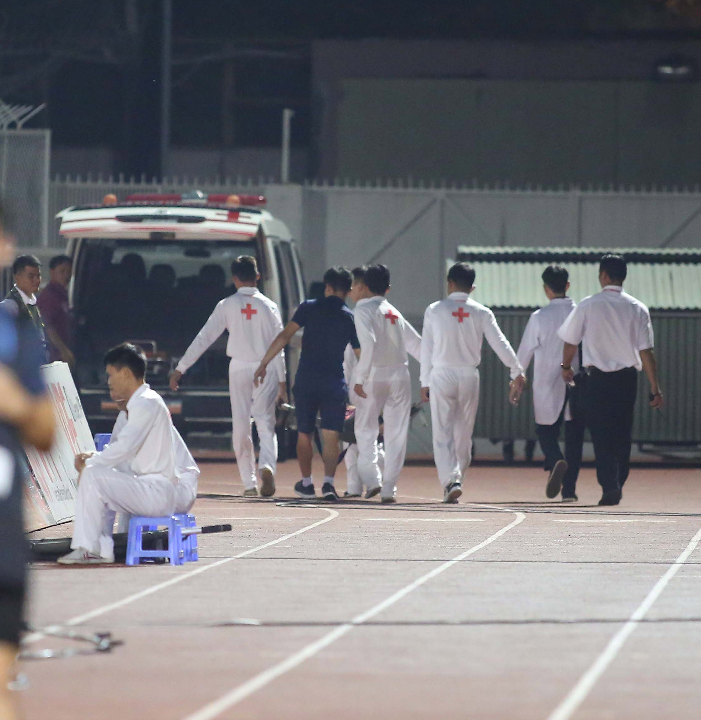 Rạn xương má, có máu tụ Đức Lợi nhập viện khẩn cấp - Bóng Đá