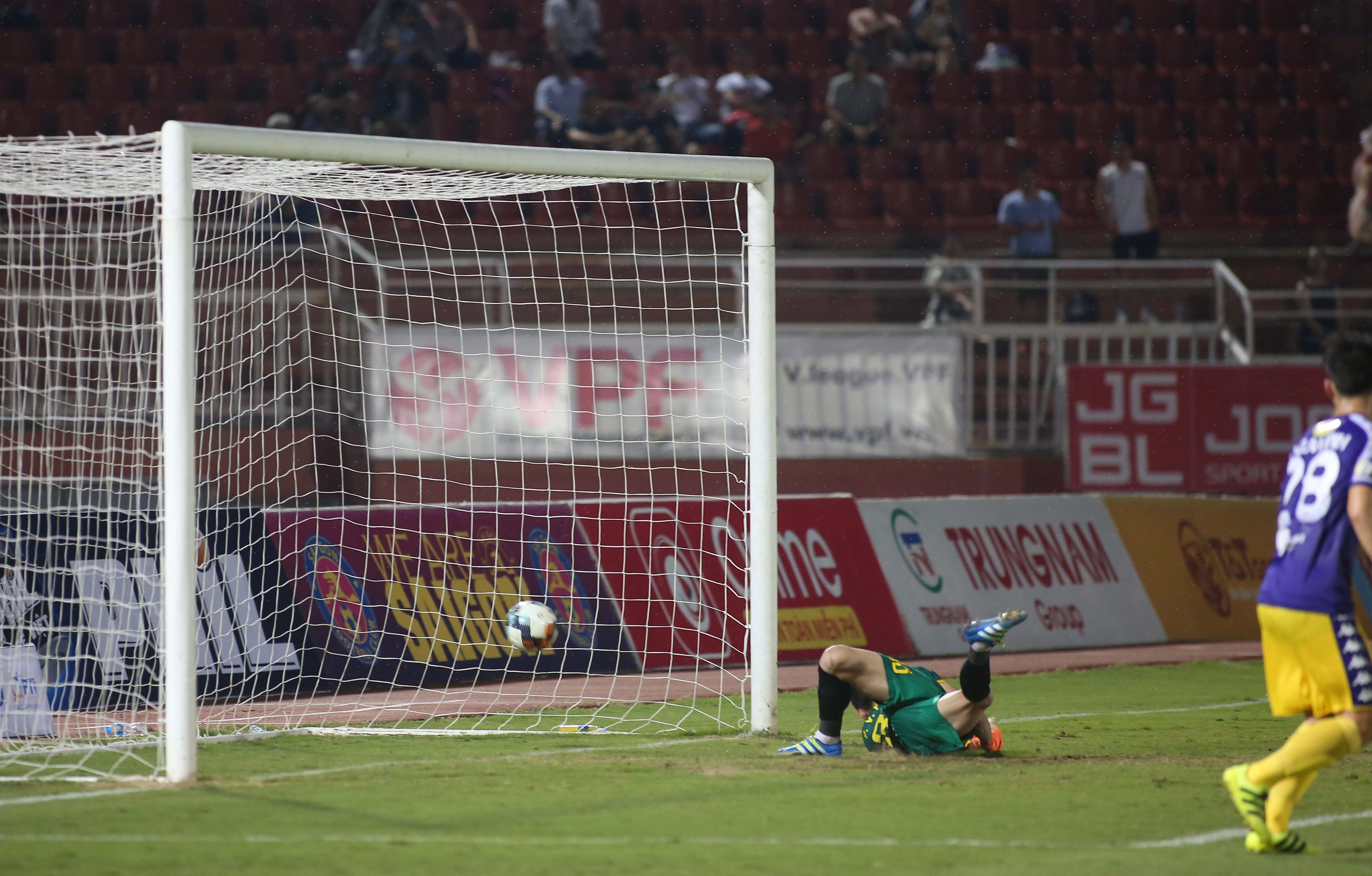 Rạn xương má, có máu tụ Đức Lợi nhập viện khẩn cấp - Bóng Đá