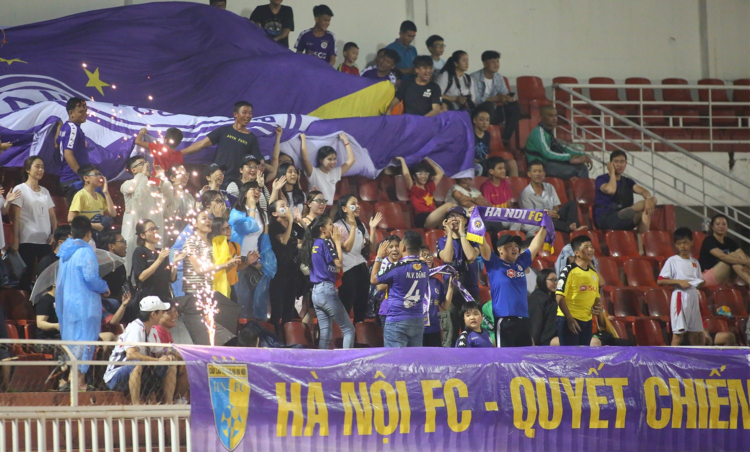 Rạn xương má, có máu tụ Đức Lợi nhập viện khẩn cấp - Bóng Đá