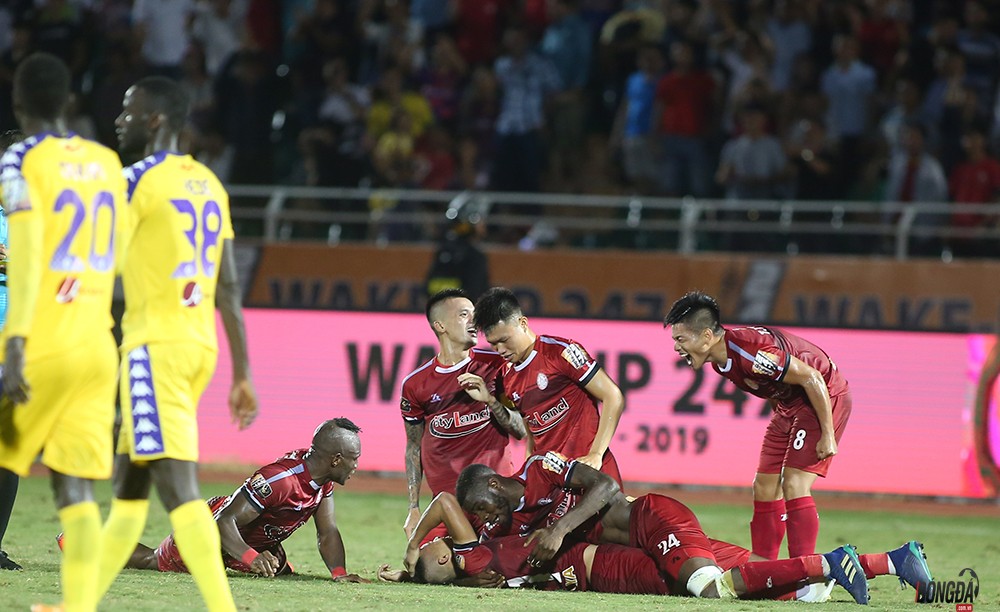 Cưa điểm với Hà Nội, duy trì ngôi nhất bảng TP.HCM nhận thưởng vượt khung - Bóng Đá