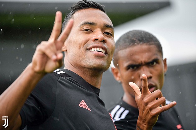 Vắng HLV Sarri, dàn sao Juventus vẫn miệt mài tập luyện - Bóng Đá