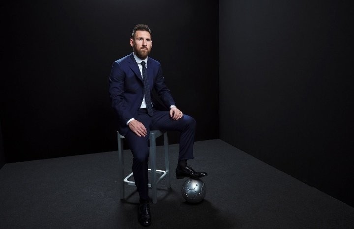 ảnh messi nhận danh hiệu THe Best - Bóng Đá