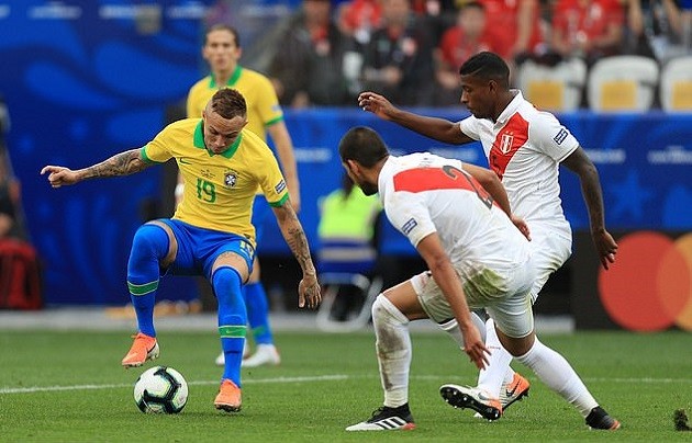 Firmino khiến NHM Selecao phát sốt với tuyệt kĩ 