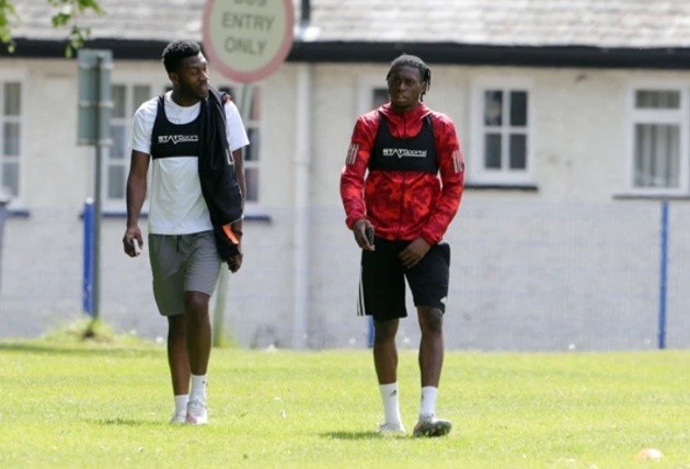 Man Utd stars Wan-Bissaka and Fosu-Mensah ordered to leave school training ground after trying to exercise in Cheshire - Bóng Đá