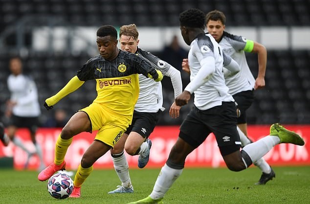 Ronaldo ghi bàn, Bồ Đào Nha có chiến thắng đầu tiên ở vòng loại - Bóng Đá