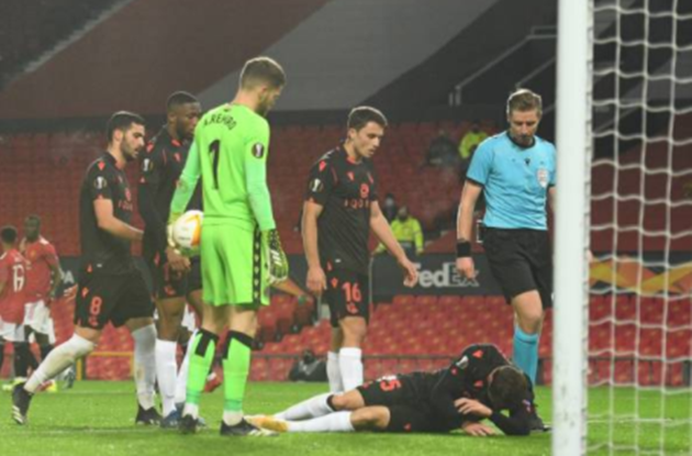 Victor Lindelof delivers UFC-style flying knee to KO Axel Tuanzebe’s Man Utd goal - Bóng Đá