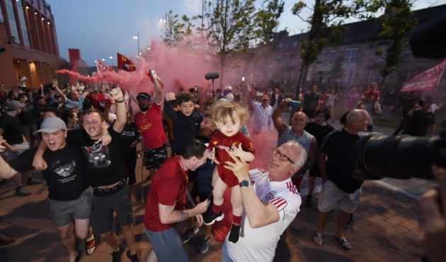 Hình ảnh các CĐV Liverpool ăn mừng vô địch (The Sun) - Bóng Đá