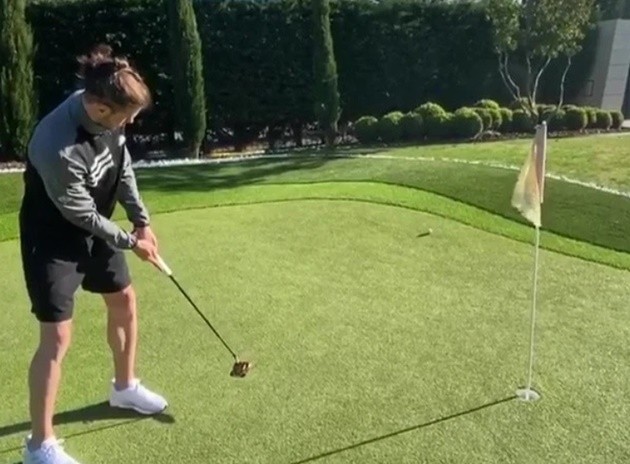 Golf fanatic Bale uses time off from football to finesse his putting as he sinks outrageous trick shot - Bóng Đá