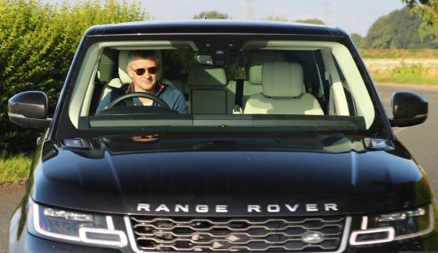 ‘Pogba Out’ sign outside Man Utd training ground removed as players arrive at Carrington - Bóng Đá
