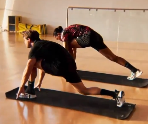 Virgil van Dijk gives Liverpool fans a glimpse of his recovery from serious knee injury  - Bóng Đá