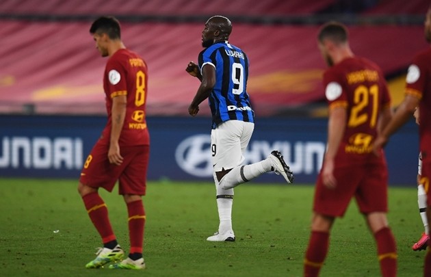 Conte cạn lời với pha xử lý cồng kềnh của hàng thủ Inter - Bóng Đá