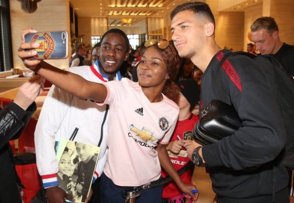 “LEGEND”, “SIMPLY THE BEST” – Man City fans on Silva - Bóng Đá