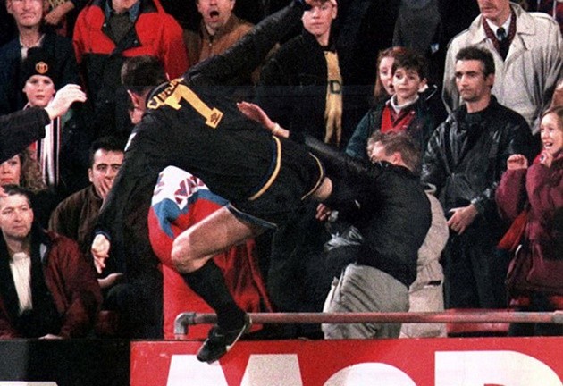 Eric Dier không phải là người duy nhất 'nói chuyện bằng tay chân' với CĐV - Bóng Đá