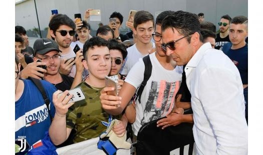 Ảnh Buffon được NHM chào đón - Bóng Đá