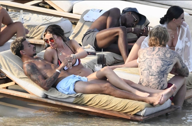 Dele Alli and stunning model girlfriend Ruby Mae can’t keep hands off each other on beach as Tottenham star takes break - Bóng Đá