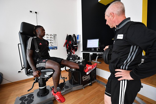 Ảnh: Đồng đội đi giao hữu, sao trẻ Juve 'tự kỷ' ở nhà - Bóng Đá