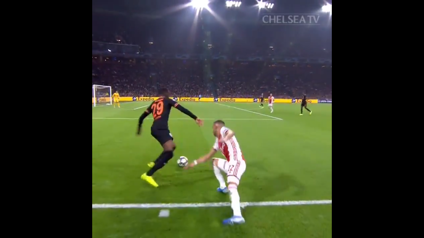 What Chelsea defender Fikayo Tomori did to Hakim Ziyech ahead of £38m summer transfer - Bóng Đá