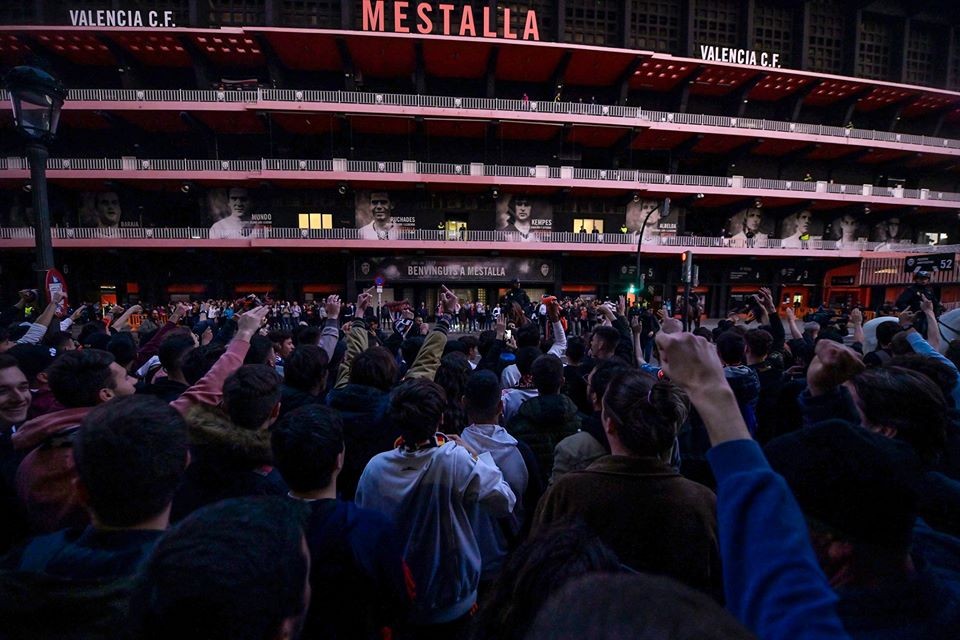 Khán giả tụ tập ngoài sân Valencia - Bóng Đá