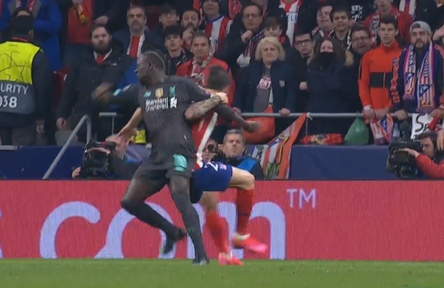 Sau Salah, đến lượt Mane nếm mùi 'khóa tay kiểu Ramos' - Bóng Đá