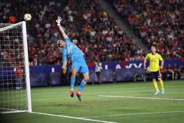 Đánh bại Bayern, Oezil trình làng kiểu đầu cực 